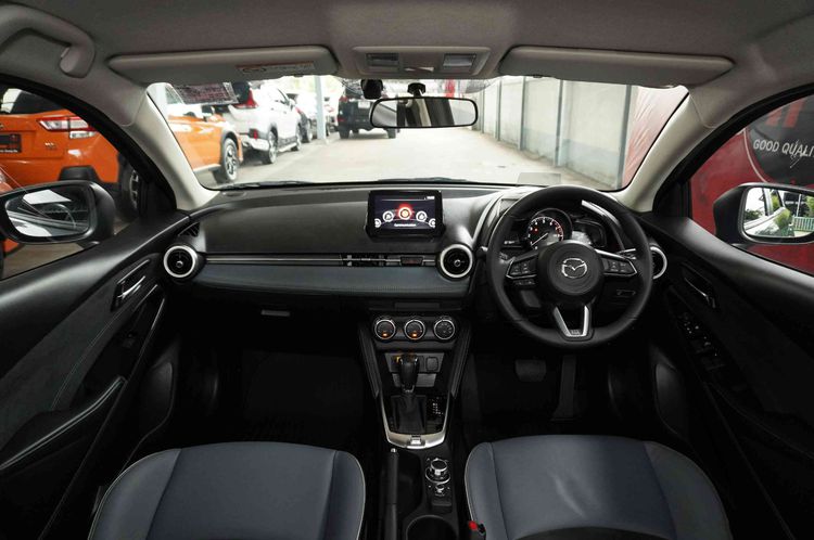 Mazda Mazda 2 2021 1.3 Skyactiv-G S Leather Sedan Utility-car เบนซิน เกียร์อัตโนมัติ เทา รูปที่ 4