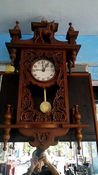 นาฬิกาแขวน นาฬิกาม้าบินตีมีเสียงทุกครึ่ง ช.มไม้สวยมากพันห้า  อย่างอื่นในรูปชอบอะใรเอาไปได้หมด ครับ0813195660 สะดวกครับ