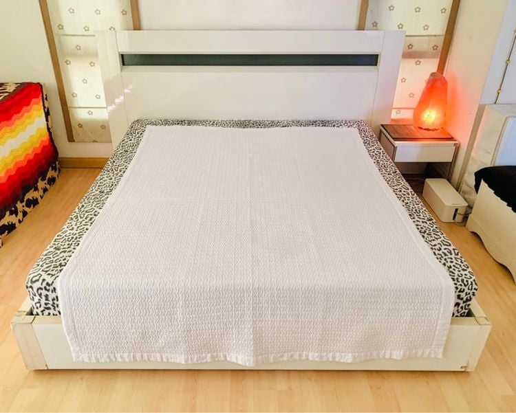 ผ้าห่ม หรือผ้าคลุมเตียง ขนาด 5ฟุต สีขาวลายทาง (ใหม่) (สินค้าหายาก) มือสองสภาพดี สินค้าญี่ปุ่น-เกาหลีแท้