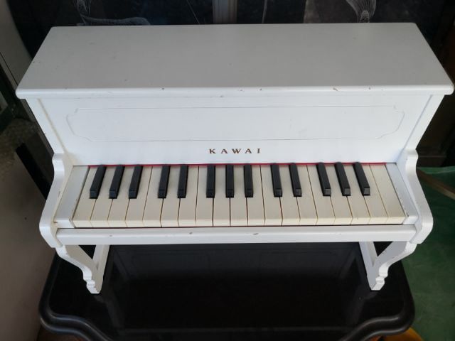 เปียโนอัพไรท์ KAWAI Mini Upright Piano White