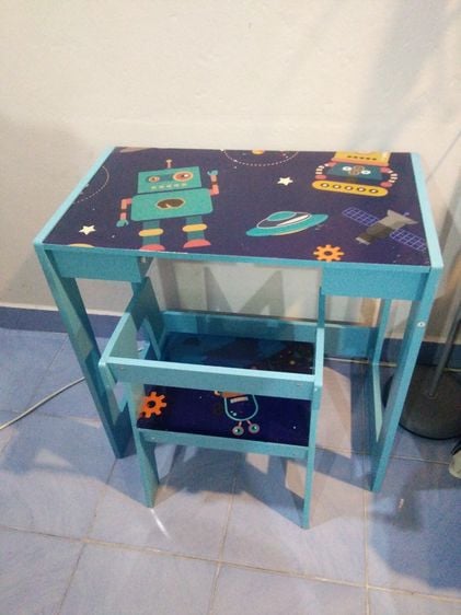 โต๊ะเขียนหนังสือ ไม้ โต๊ะนักเรียนเด็กประถมลายอวกาศซื้อจากบีทูเอสมา3900บาท