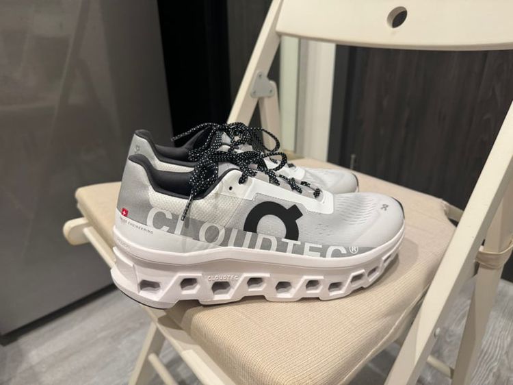 รองเท้าผ้าใบ on monster สีขาว ไซส์ 9US ของใหม่ ส่งต่อ เพียง 4,700 บาท
