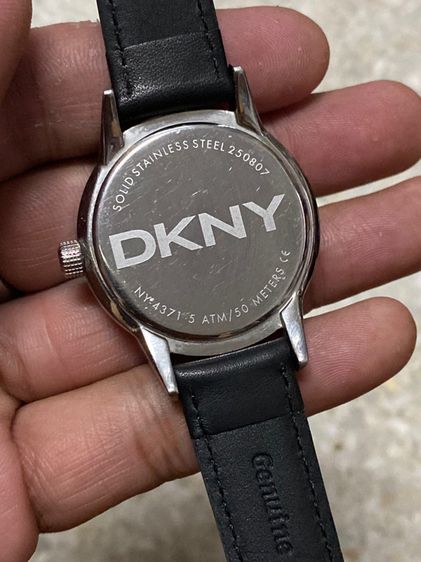 นาฬิกายี่ห้อ DKNY  ของแท้มือสอง สแตนเลสสายหนังเปลี่ยนใหม่  900฿ รูปที่ 2