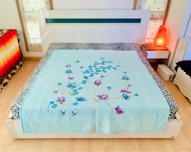 ผ้าห่ม หรือผ้าคลุมเตียง ขนาด 5-5.5ฟุต ผ้าชีฟองสีฟ้าลายดอกหลากสีปักลายวินเทจทั้งผืน มือสองขายตามสภาพ สินค้าญี่ปุ่น-เกาหลีแท้