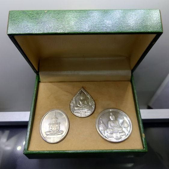 เหรียญพระแก้วมรกต ภปร รุ่นแรก ชุด 3 ฤดู เนื้อเงิน ฉลองกรุงรัตนโกสินทร์ 200 ปี พ.ศ.2525 พร้อมกล่อง