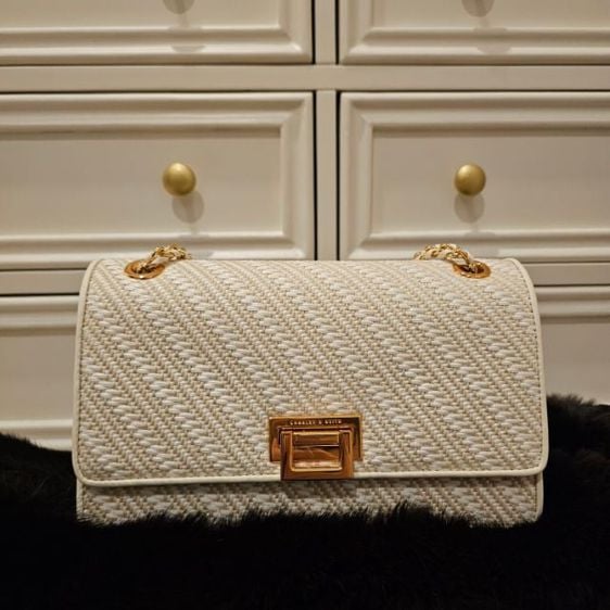 กระเป๋า charles  keith Everline Woven Braided-Strap Shoulder Bag - White

สีขาวลูกคุณน่ารักมาก

