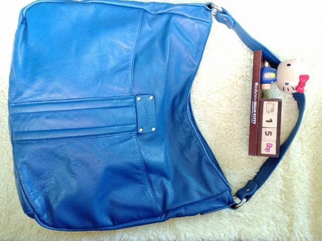 กระเป๋าสะพายไหล่หนังแท้สีน้ำเงิน Calvin Klein