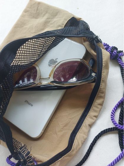 Kangol sacoche bag สภาพใหม่มาก กว้าง 7.5  ยาว 9.5 นิ้ว สภาพ​สวย แบรนด์ดังของญี่ปุ่น ทรงสวย ผ้าแห้งไว ยืดหยุ่น บางเบามากๆ สีสวย ป้ายแบรนด์ครบ รูปที่ 3