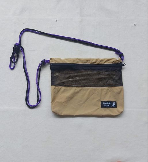 Kangol sacoche bag สภาพใหม่มาก กว้าง 7.5  ยาว 9.5 นิ้ว สภาพ​สวย แบรนด์ดังของญี่ปุ่น ทรงสวย ผ้าแห้งไว ยืดหยุ่น บางเบามากๆ สีสวย ป้ายแบรนด์ครบ รูปที่ 5