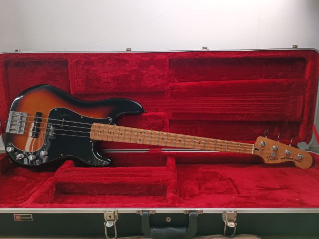 เบส Fender Precision Bass 