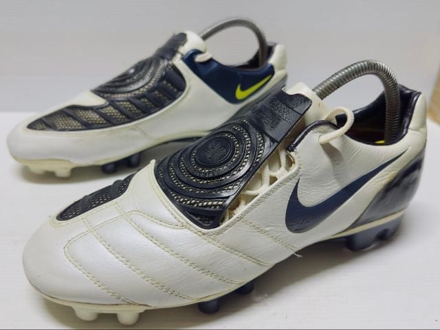 รองเท้าฟุตบอลชาย Nike t90 สีขาว ไซส์ 42 jp265 สภาพสวยเดิม