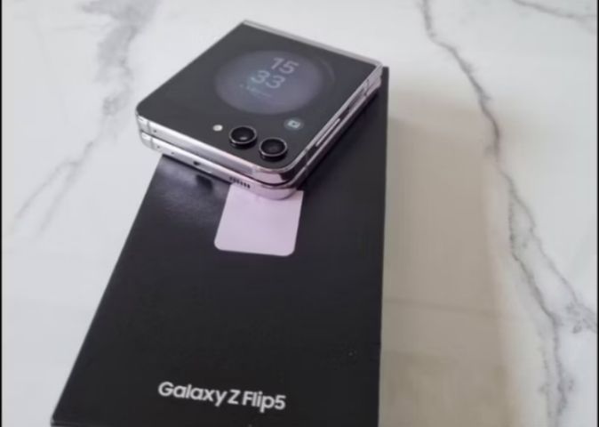 Galaxy Z Flip 5 256 GB Samsung Galaxy z flip5 สินค้ามาใหม่ มีตำหนิขอบเครื่องมีรอยขนแมวนิดหน่อย ไม่มีผลต่อการใช้งาน
