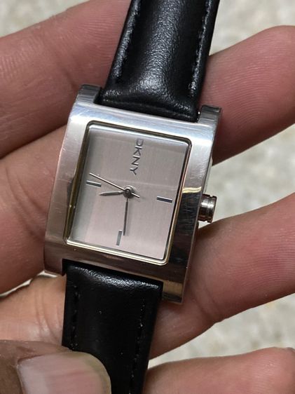 นาฬิกายี่ห้อ DKNY  ของแท้มือสอง สแตนเลสทั้งเรือน สายหนังเปลี่ยนใหม่  850฿ รูปที่ 3