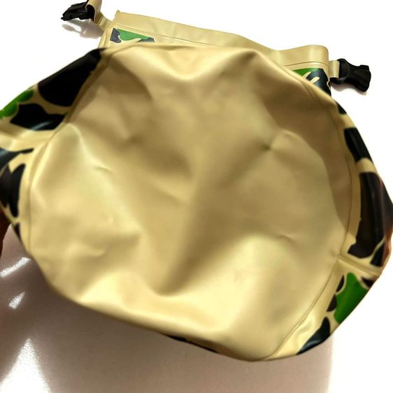 กระเป๋าลายคาโม่ Bape ทรงกระบอก กันน้ำได้ ลายหน้าลิงสวยๆทั้งใบ ขนาด สูง 41 Cm. เส้นผ่าศูนย์กลาง 18 Cm สภาพสมบูรณ์ สภาพใหม่ ตัวล็อคสมบูรณ์ครับ รูปที่ 8