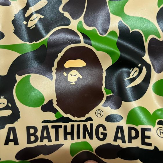กระเป๋าลายคาโม่ Bape ทรงกระบอก กันน้ำได้ ลายหน้าลิงสวยๆทั้งใบ ขนาด สูง 41 Cm. เส้นผ่าศูนย์กลาง 18 Cm สภาพสมบูรณ์ สภาพใหม่ ตัวล็อคสมบูรณ์ครับ รูปที่ 4