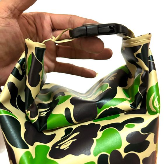 กระเป๋าลายคาโม่ Bape ทรงกระบอก กันน้ำได้ ลายหน้าลิงสวยๆทั้งใบ ขนาด สูง 41 Cm. เส้นผ่าศูนย์กลาง 18 Cm สภาพสมบูรณ์ สภาพใหม่ ตัวล็อคสมบูรณ์ครับ รูปที่ 6