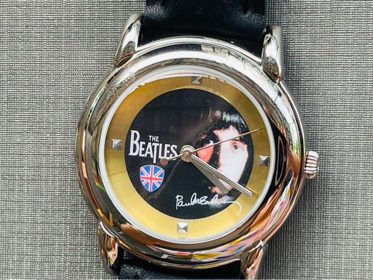 นาฬิกาที่ระลึกของใหม่เก่าเก็บThe Beatles guitar-shaped wooden case 