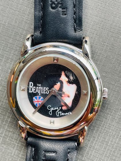 นาฬิกาที่ระลึกของใหม่เก่าเก็บThe Beatles guitar-shaped wooden case