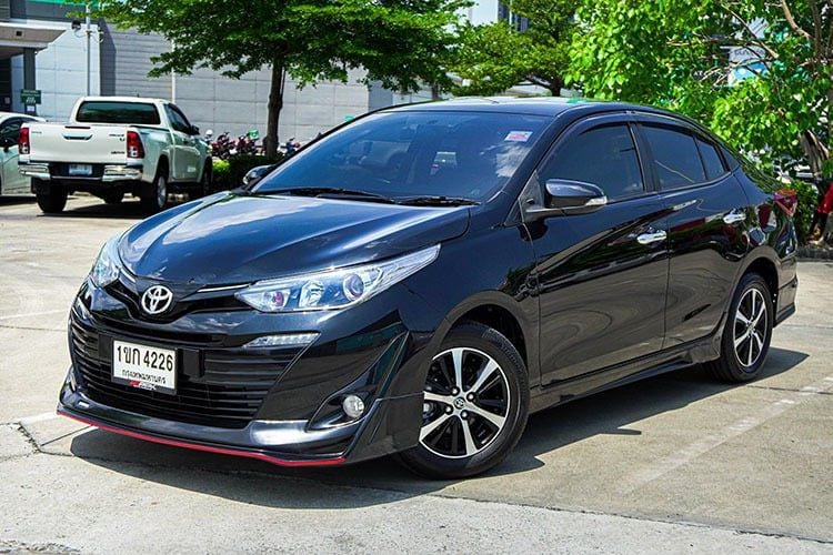 รถ Toyota Yaris ATIV 1.2 High สี ดำ