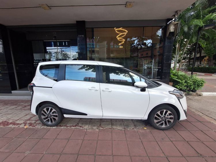 Toyota Sienta 2019 1.5 V Utility-car เบนซิน ขาว รูปที่ 2