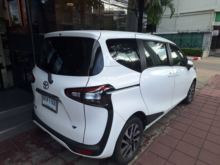 Toyota Sienta 2019 1.5 V Utility-car เบนซิน ขาว รูปที่ 3