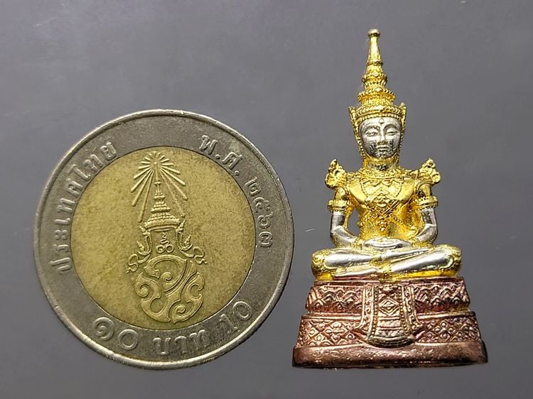 พระพุทธมหามณีรัตนปฏิมากร (พระแก้วมรกต) เนื้อเงินสามกษัตริย์ กรมสรรพสามิต ครบรอบ 64 ปี พ.ศ.2539 พร้อมกล่องเดิม รูปที่ 9
