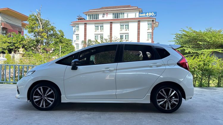 Honda Jazz 2017 1.5 RS i-VTEC Sedan เบนซิน ไม่ติดแก๊ส เกียร์อัตโนมัติ ขาว รูปที่ 2