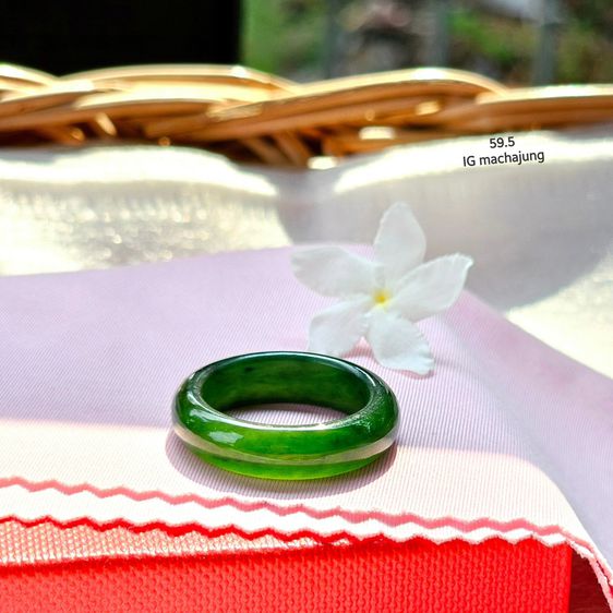 เขียว แหวนหยกเนฟไฟรต์  " Natural Nephrite Jade Ring