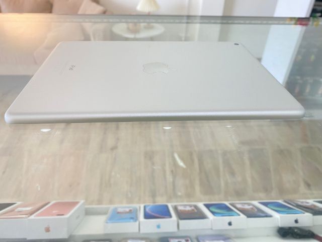 Apple 32 GB IPad Gen5 32GB 
 ใช้wifi สีขาว °เครื่องศูนย์ icare  (แอดไลน์ตอบไว)