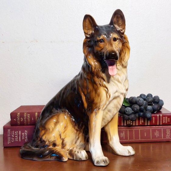 รูปปั้น โมเดลสุนัขพอร์ซเลน อิตาลีชิ้นนี้ เป็นสาย พันธุ์ German Shepherd จัดเป็นสุนัขที่มีความฉลาดมาก ชิ้นนี้สวยมากครับ🐕✨️ 
