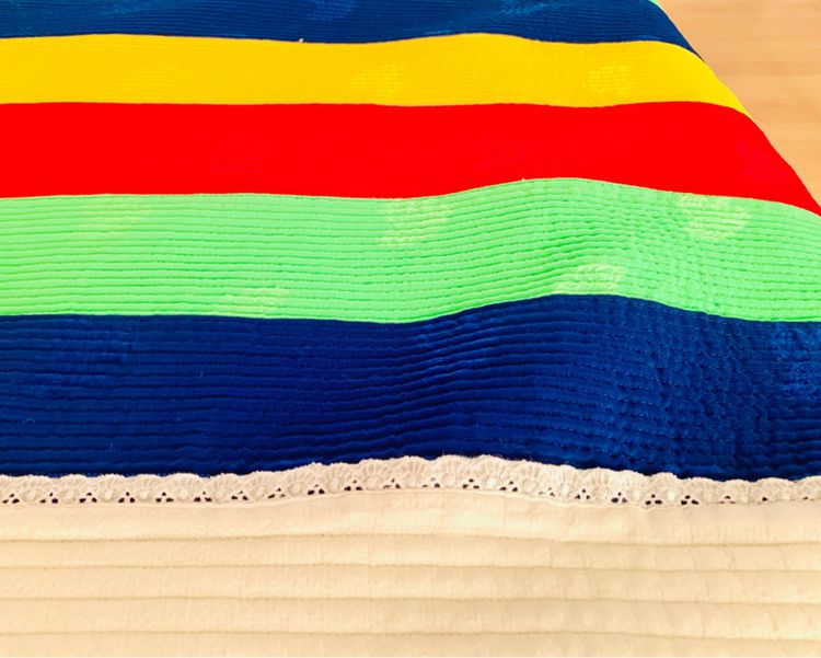 ผ้าห่ม หรือผ้าคลุมเตียง ขนาด 5-5.5ฟุต งานผ้าแพรหลากสีขลิบขอบลูกไม้ขอบสีขาวเย็บลายลอนรอบด้าน (สภาพใหม่) มือสองสภาพดี สินค้าญี่ปุ่น-เกาหลีแท้ รูปที่ 7