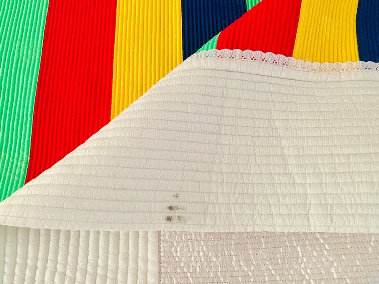 ผ้าห่ม หรือผ้าคลุมเตียง ขนาด 5-5.5ฟุต งานผ้าแพรหลากสีขลิบขอบลูกไม้ขอบสีขาวเย็บลายลอนรอบด้าน (สภาพใหม่) มือสองสภาพดี สินค้าญี่ปุ่น-เกาหลีแท้ รูปที่ 10
