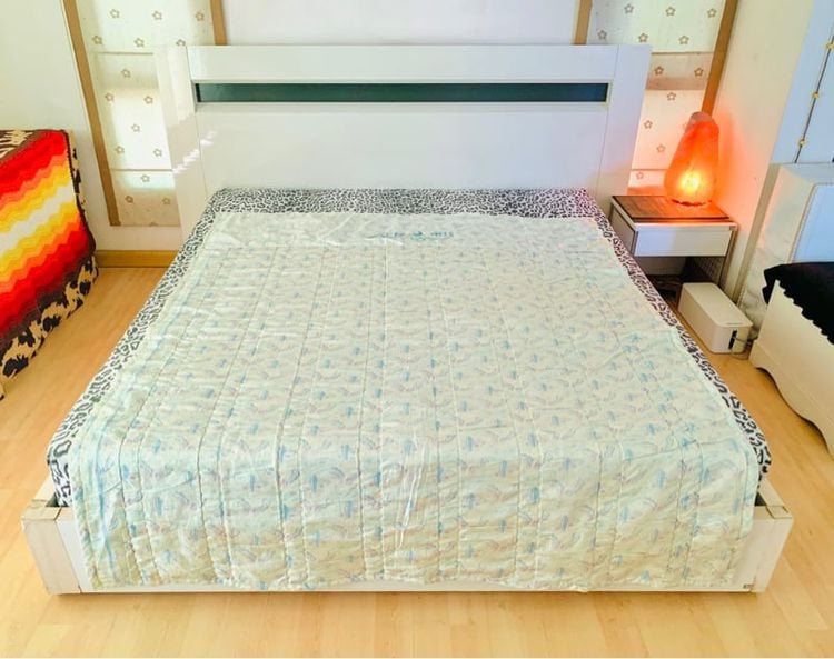 ผ้านวมและผ้าคลุมเตียง ผ้าห่มนวม ขนาด 5.5ฟุต สีเขียวลายวินเทจ ด้านบนปักลายแบรนด์ Arte mis (สภาพใหม่) มือสองสภาพดี สินค้าญี่ปุ่น-เกาหลีแท้