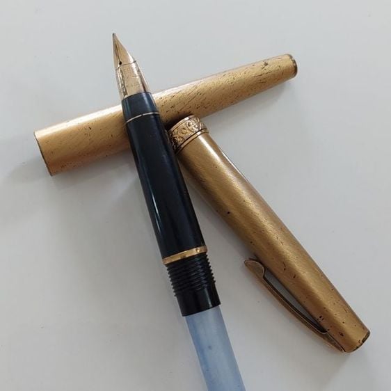 ปากกาเชฟเฟอร์ด้านสีทองหัวทอง14kมีร่องลอยการใช้มาแล้วค่ะปลอกปากกามีถลอกแต่ไม่มีบุบค่ะ รูปที่ 1