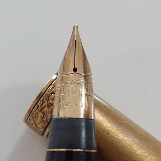 ปากกาเชฟเฟอร์ด้านสีทองหัวทอง14kมีร่องลอยการใช้มาแล้วค่ะปลอกปากกามีถลอกแต่ไม่มีบุบค่ะ รูปที่ 3