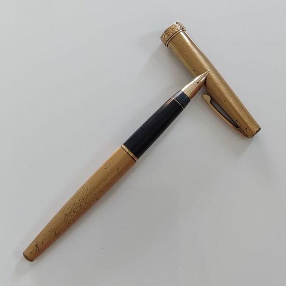 ปากกาเชฟเฟอร์ด้านสีทองหัวทอง14kมีร่องลอยการใช้มาแล้วค่ะปลอกปากกามีถลอกแต่ไม่มีบุบค่ะ รูปที่ 4