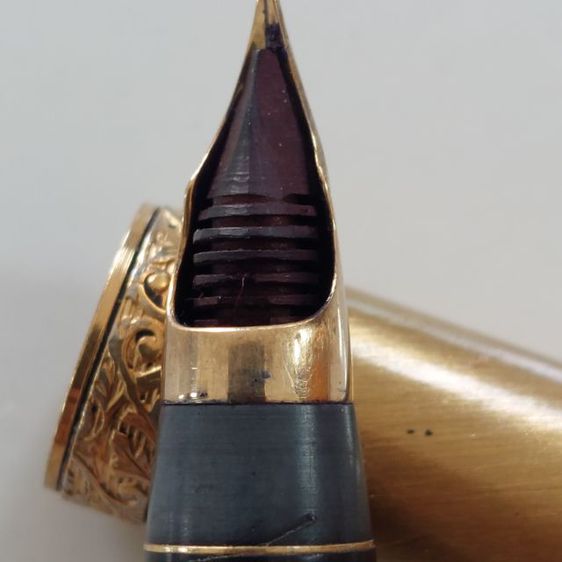 ปากกาเชฟเฟอร์ด้านสีทองหัวทอง14kมีร่องลอยการใช้มาแล้วค่ะปลอกปากกามีถลอกแต่ไม่มีบุบค่ะ รูปที่ 2