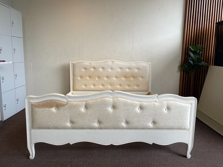 เตียงขนาด 5 ฟุต ไม้จริงสีขาวหัวเตียง ปลายเตียงบุผ้าสีครีมดึงดุม 
