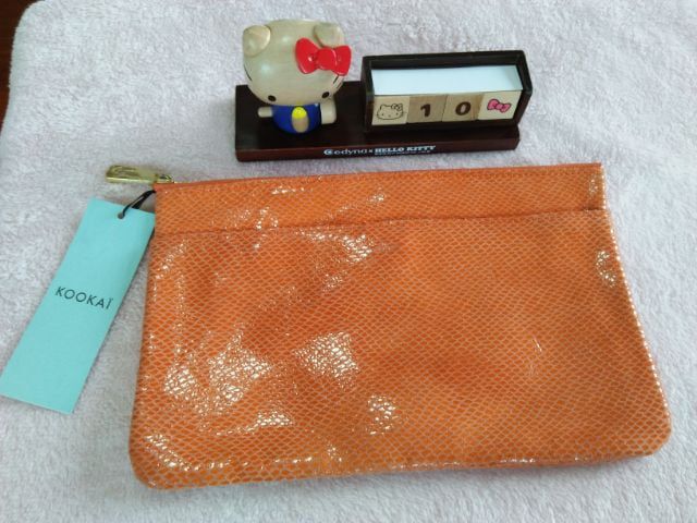 กระเป๋าถือหนังแท้สีส้ม kookai
