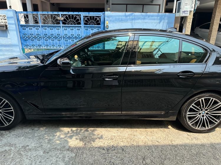 BMW Series 5 2019 530e Sedan ปลั๊กอินไฮบริด (PHEV) ไม่ติดแก๊ส เกียร์อัตโนมัติ ดำ รูปที่ 2