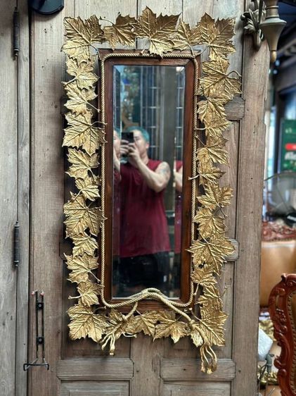 กระจกเงาทองเหลืองใบไม้ ด้านในเป็นกรอบไม้แต่งรอบด้วยทองเหลืองลายเชือก งานสวยมาก มีน้ำหนัก หายากครับ