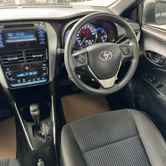 Toyota Yaris 2019 1.2 E Sedan เบนซิน ไม่ติดแก๊ส เกียร์อัตโนมัติ ดำ รูปที่ 2