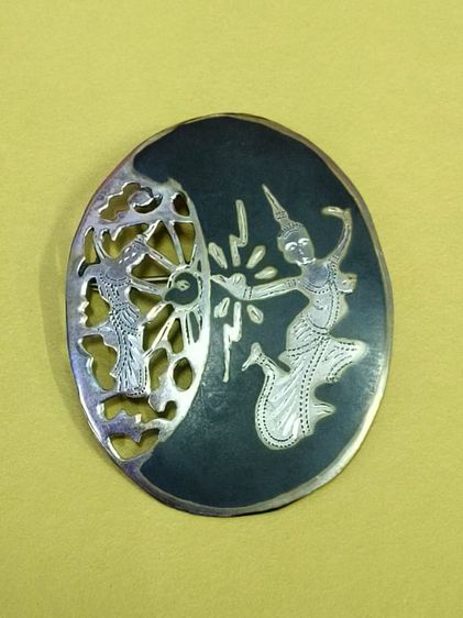 (1667) เข็มกลัดเงินลงถมเก่า รูปนางเมขลา