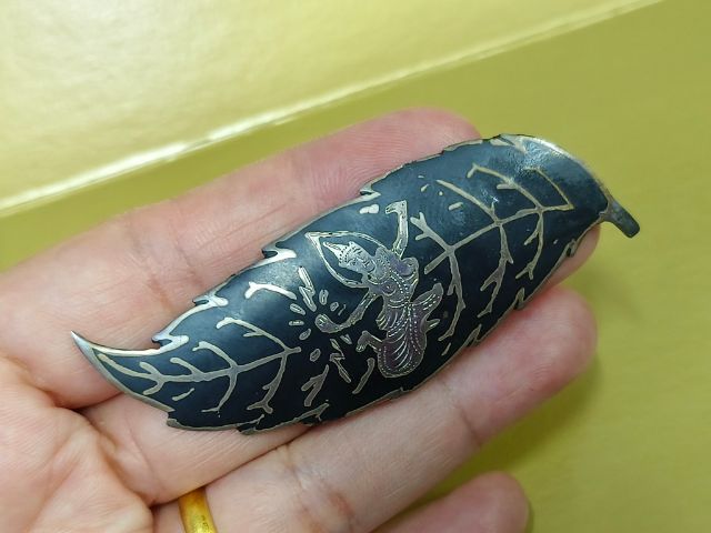 (2528) เข็มกลัดเงินลงถมเก่า รูปนางเมขลา รูปที่ 6