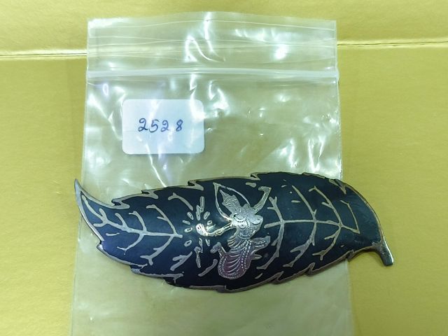 (2528) เข็มกลัดเงินลงถมเก่า รูปนางเมขลา รูปที่ 9