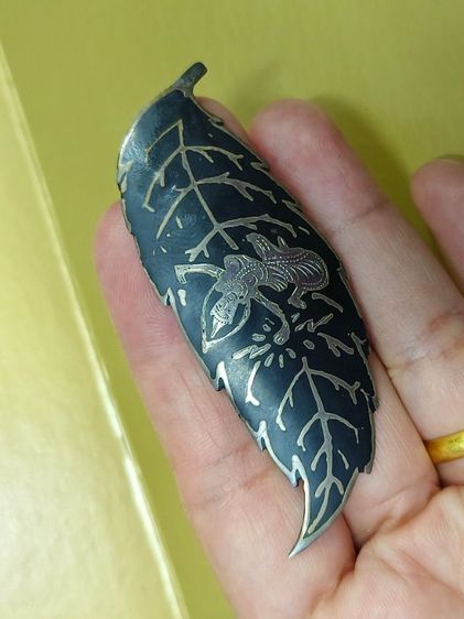 (2528) เข็มกลัดเงินลงถมเก่า รูปนางเมขลา รูปที่ 7