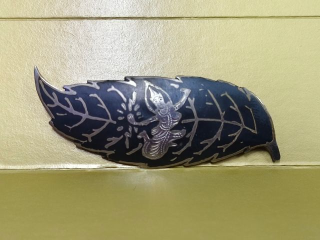 (2528) เข็มกลัดเงินลงถมเก่า รูปนางเมขลา รูปที่ 4