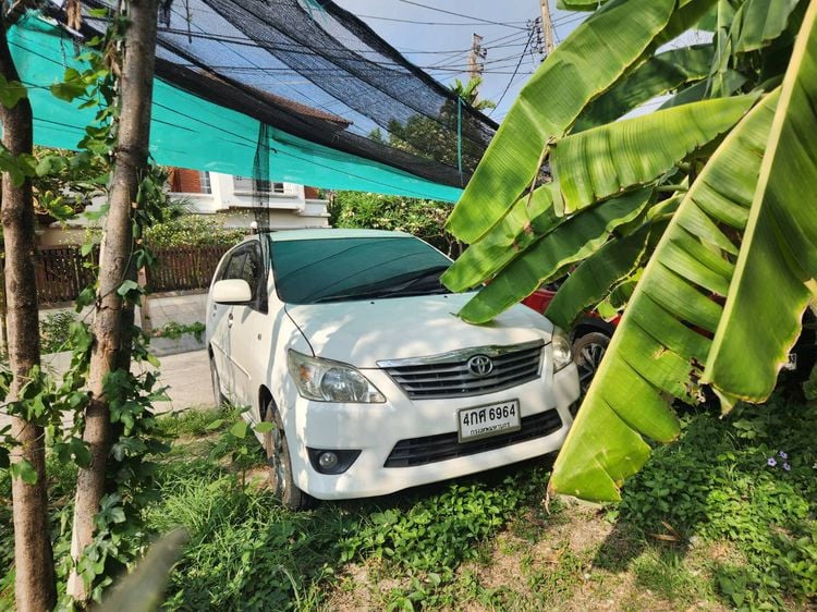 รถ Toyota Innova 2.0 G สี ขาว