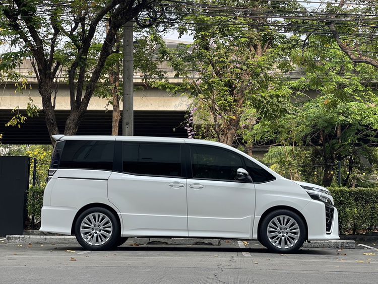 Toyota Voxy 2019 2.0 ZS Van เบนซิน ไม่ติดแก๊ส เกียร์อัตโนมัติ ขาว รูปที่ 2