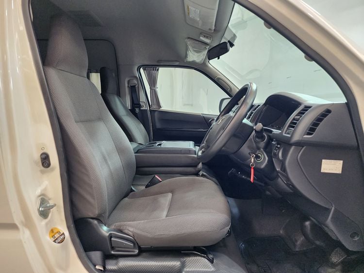 Toyota Commuter 2018 3.0 Van ดีเซล เกียร์ธรรมดา ขาว รูปที่ 4